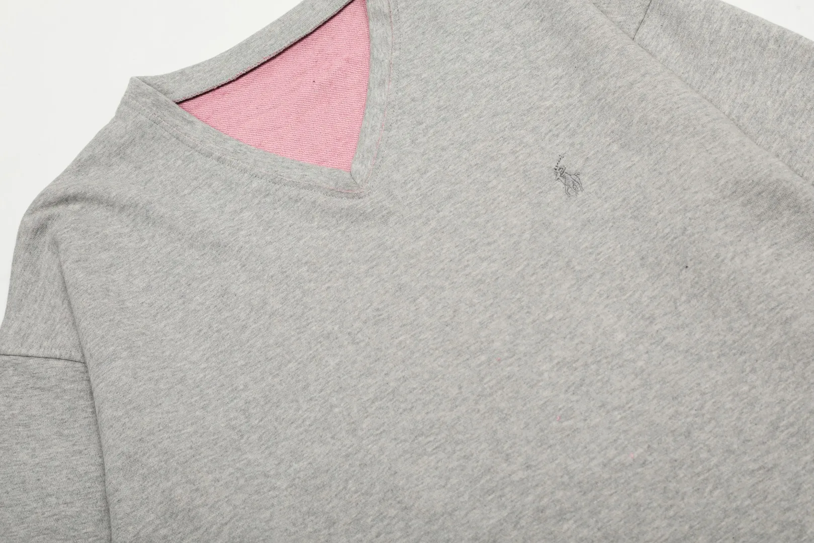 🅿️210 "Top Quality" Style No.: T5011# [Ralph Lauren dual-color pony embroidered logo couple V-neck sweatshirt] ✅Ralph Lauren classic two-color stitching contrasting V-neck terry sweatshirt ✅The version is restored to the original version. The maximum size can be worn up to 170 pounds. Loose, comfortable and stress-free. ✅The upper body is simple and easy to wear. ootd must-have style. Good-looking clothes are never too picky. A must-have in a couple’s wardrobe Size: S-L Color: Mi Xing Navy Gray